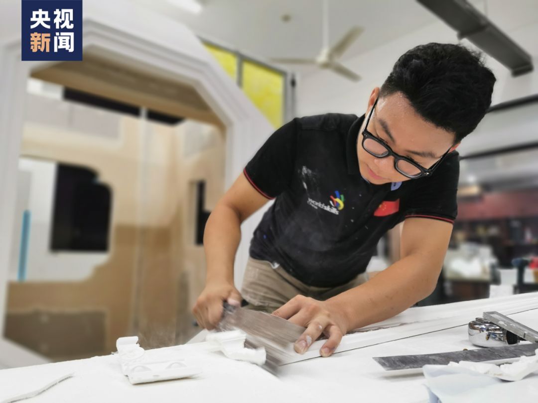冲上热搜!00后小伙刮腻子,刮成世界冠军(图1) (图1)