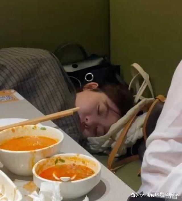 海底捞一门店睡满人导致无法用餐,来的学生多让现场一发不可收拾(图3) (图3)