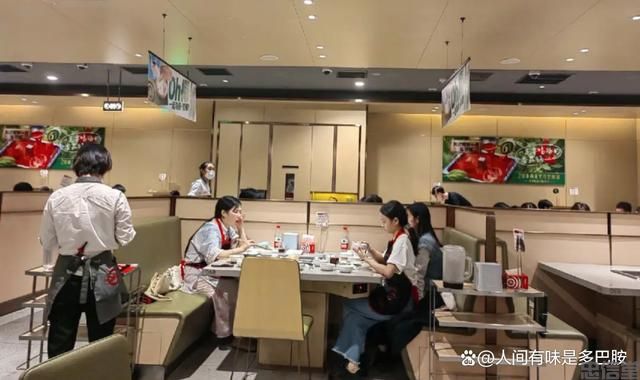 海底捞一门店睡满人导致无法用餐,来的学生多让现场一发不可收拾(图4) (图4)